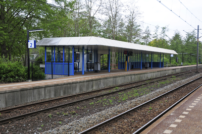 900480 Gezicht op het tweede perron van het N.S.-station Veenendaal West te Veenendaal.